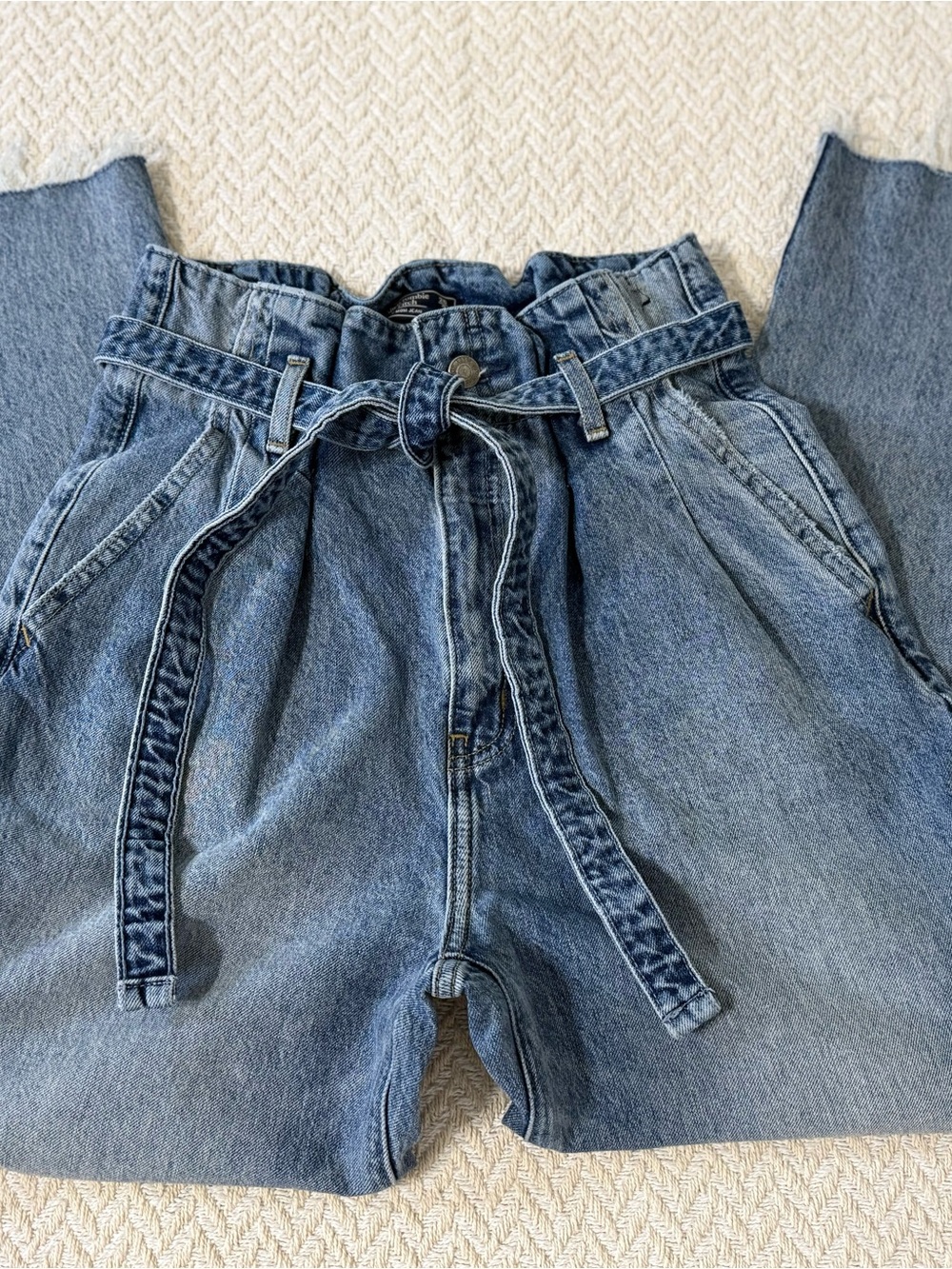 Abercrombie & Fitch Light Blue High-Rise Mom Jeans with Tie Belt Size 26/2